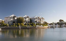 Captains Cove Resort - Absolute Waterfront Apartments